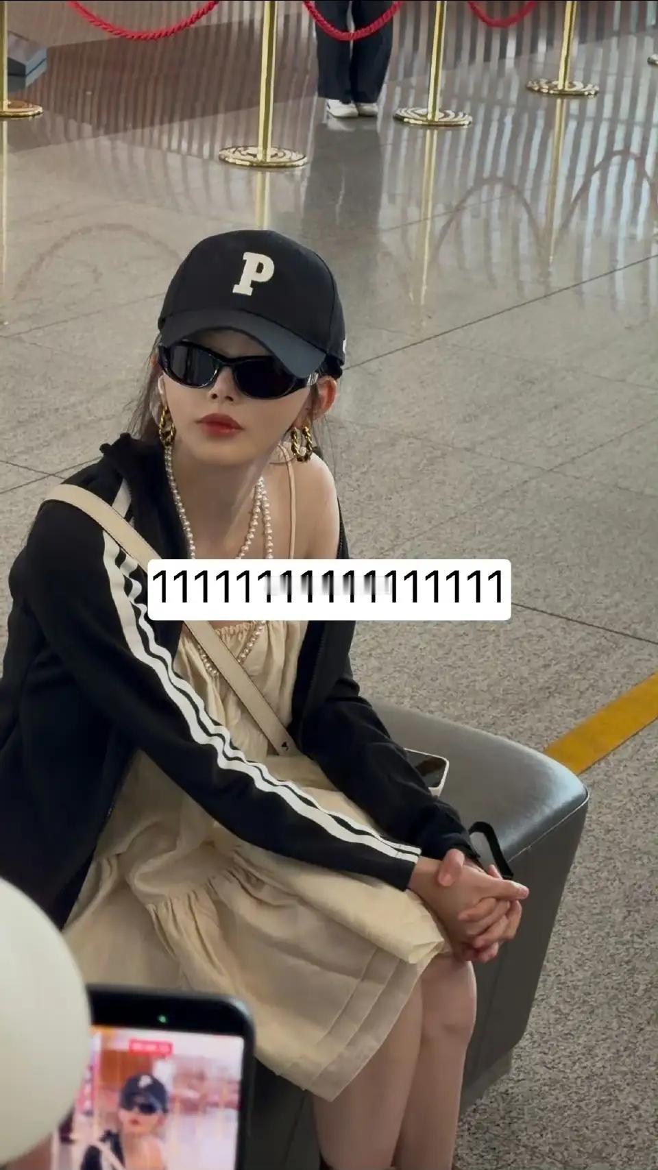 孔雪儿现身机场，穿黄色吊带短裙好白呀，还跟粉丝比心俏皮可爱！ 