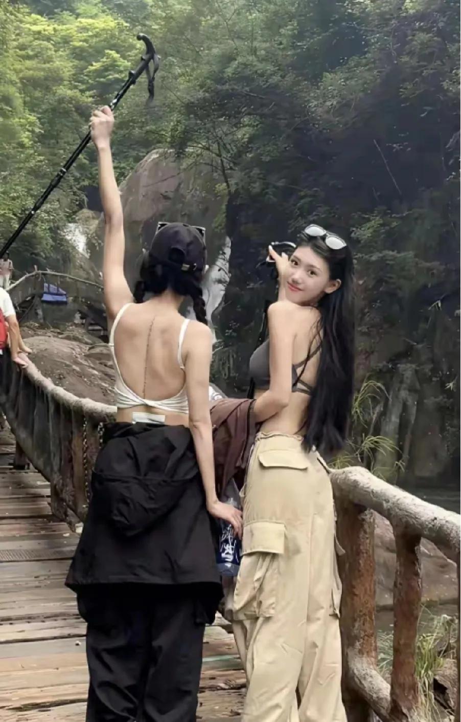 两个妙龄少女去爬山，露着后背，只在胸前遮块布，背后绑几根带子，有人质疑这样穿不好