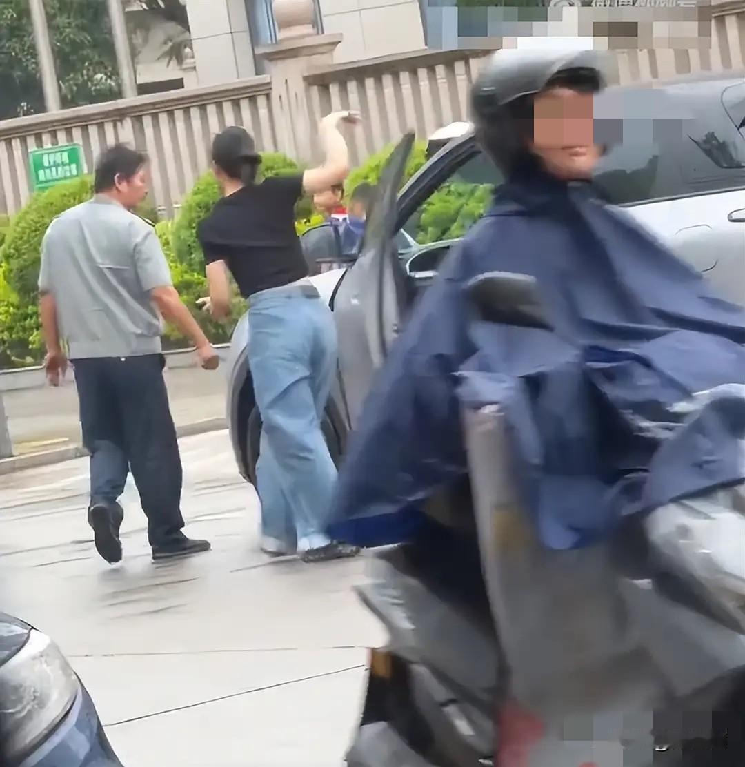 女子踹保安反被扇耳光，警方立案调查，保安或将承担责任！
 
一时冲动动手，最后谁