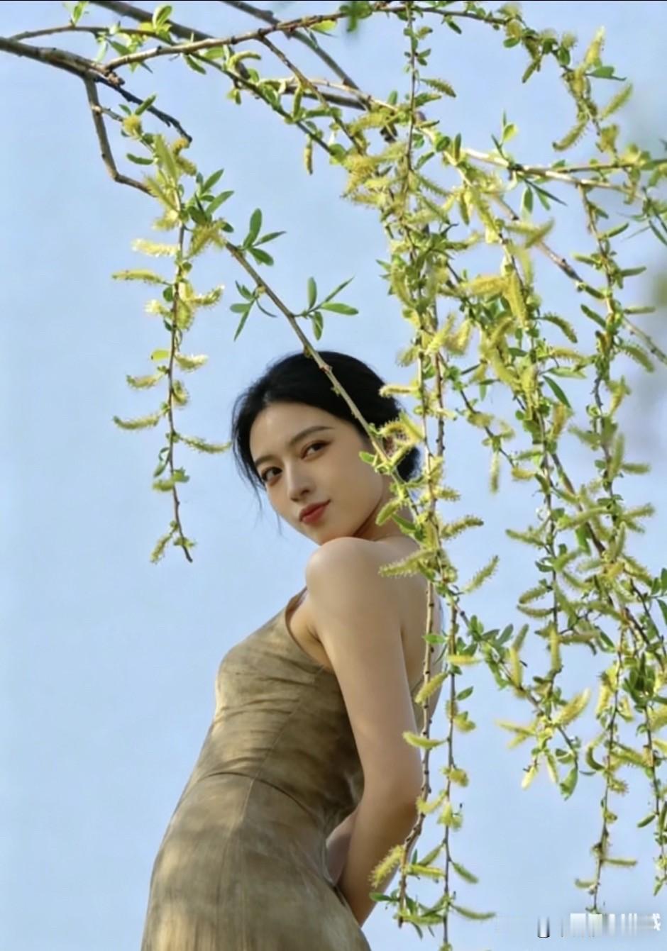 春风拂垂柳
一扭三回头
眉眼撇小嘴
妖妹都害羞