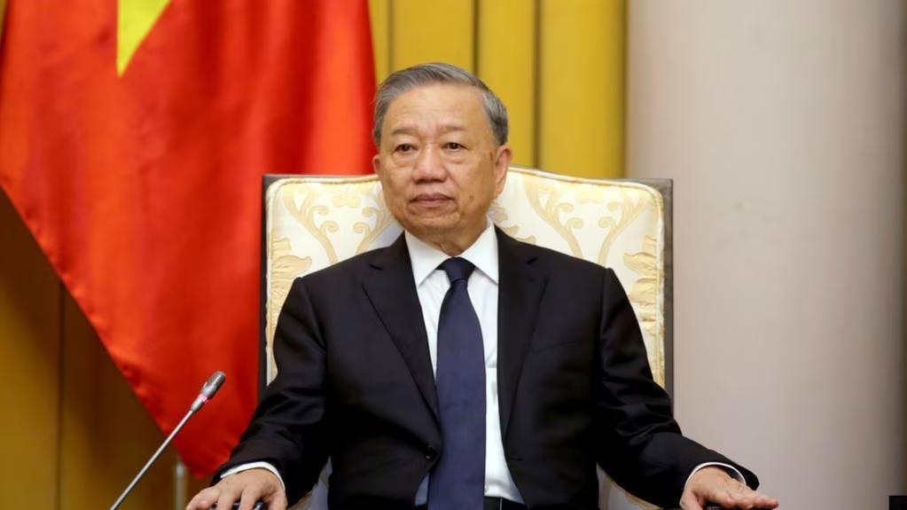 越南，正在成为中美博弈棋盘上最典型的“中间国家”。
它既是南海前线国家，又是全球