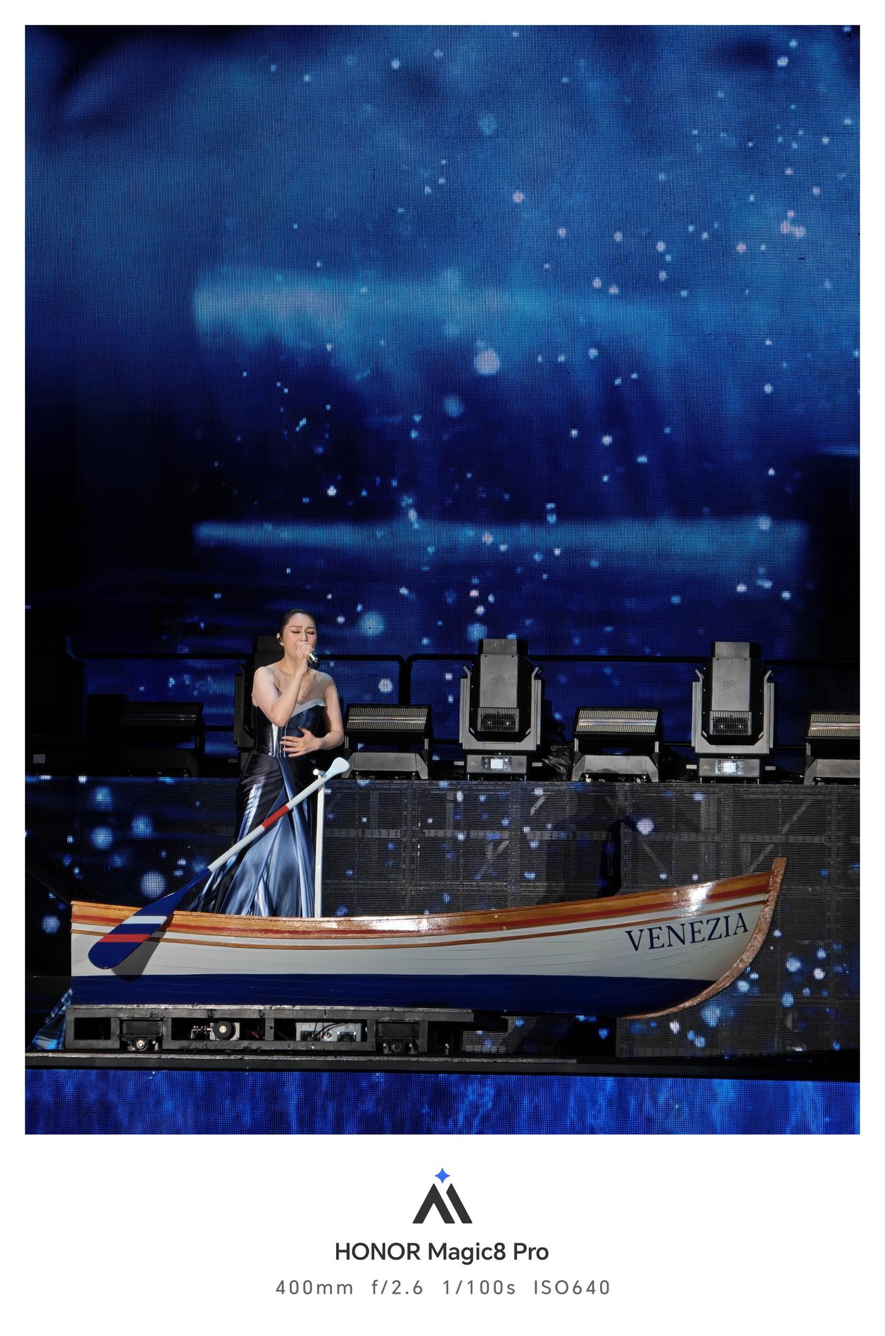 今晚的杨千嬅 真的值回票价！现场很稳，歌聲致敬熱愛，以深情回應期待。每一光束、每