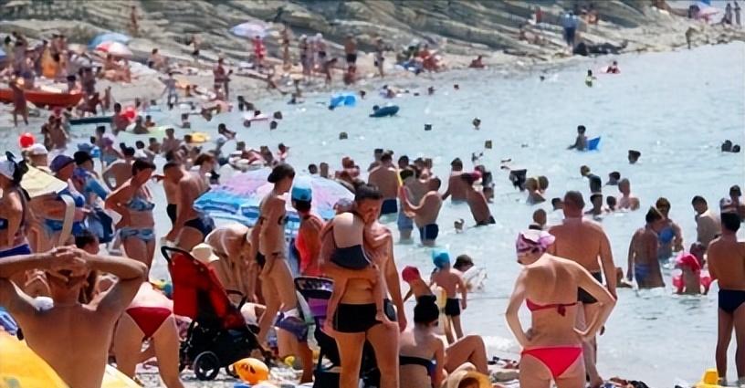 俄军整个防御线暴露最大缺陷，拦截乌军无人机，直接造成海滩上度假的俄罗斯游人伤亡惨