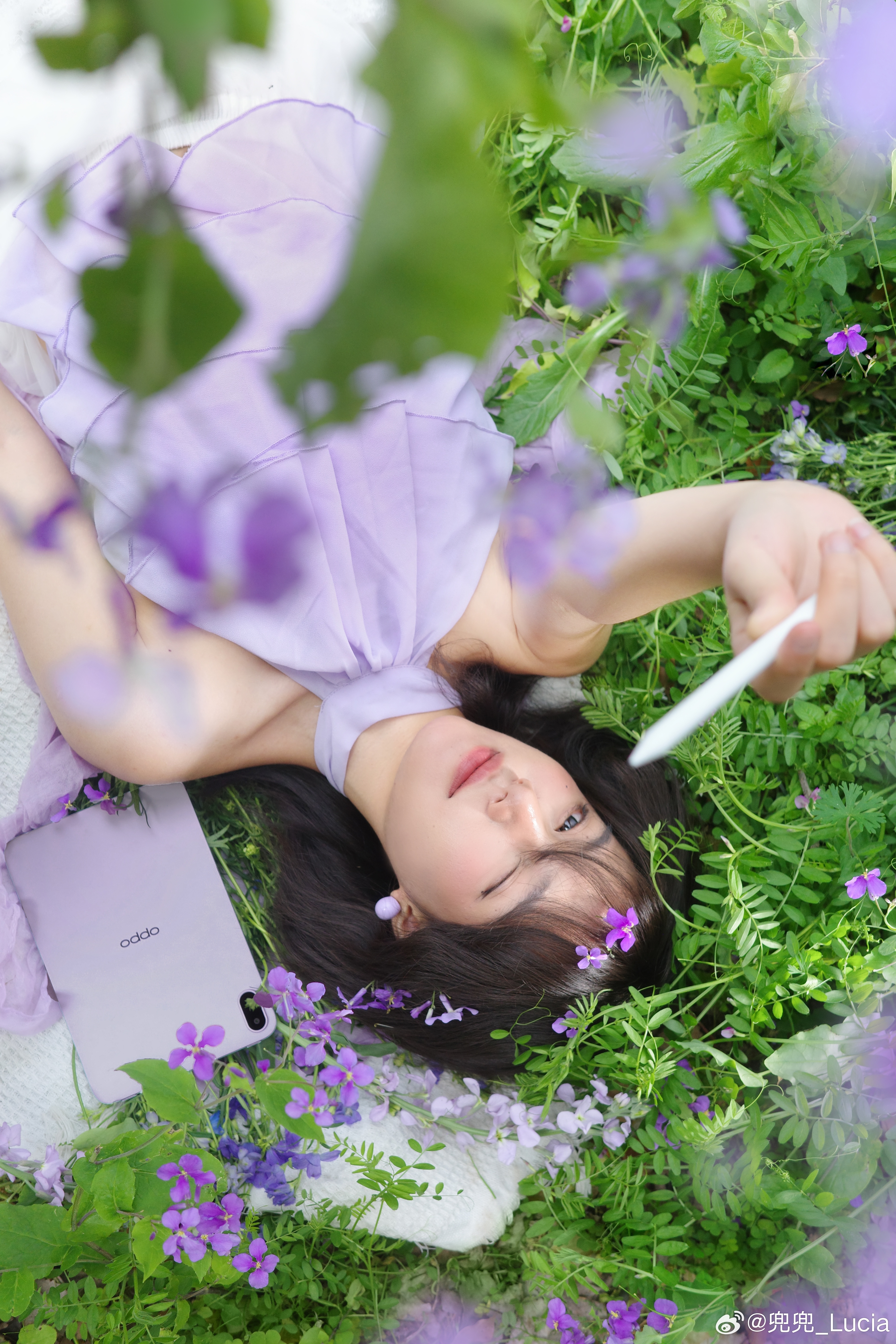 在氤氲着紫色浪漫的春天🪻在最舒服的天气和朋友一起出门踏青，在紫色的花园里整个人