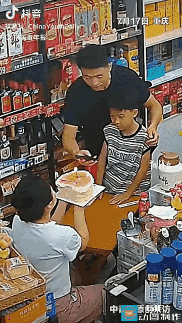 重庆，一家三口在便利店闲来无事，只想吃块蛋糕解馋，特意买了一整只蛋糕，简单插了根