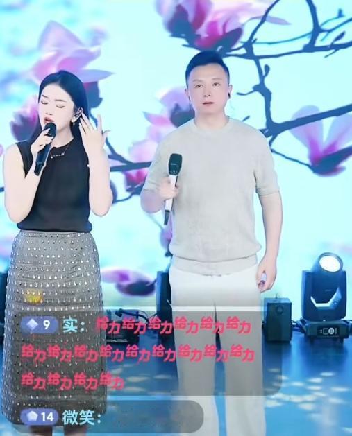 九哥透露，新歌《忧伤的月亮》将在小虎牙直播间进行首发。这是继《永不褪色》之后的又