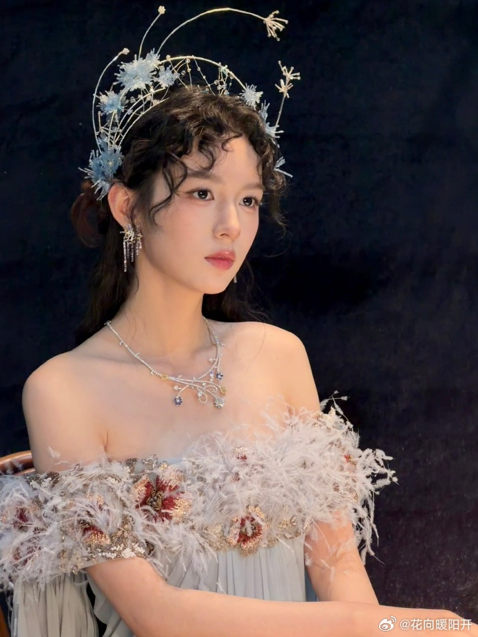 周也 油画神女每次看周也的红毯造型都不会失望，微博之夜这身油画神女风真的太适合她