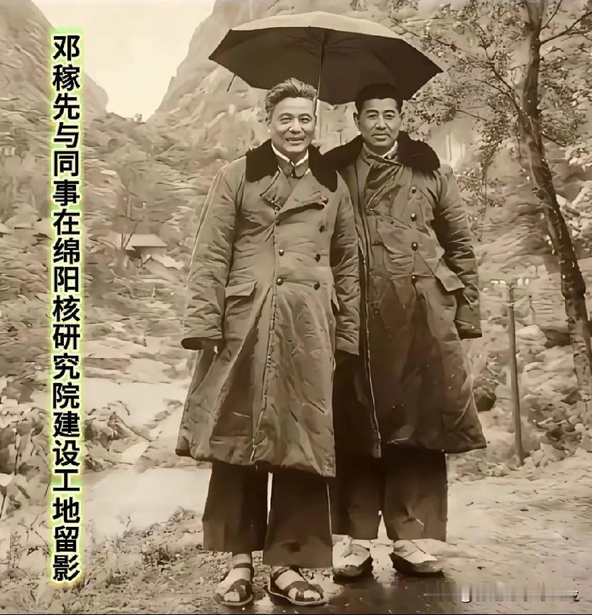 共和国两弹元勋邓稼先，在寒冬风雨中脚下仅着一双凉鞋，尽显当时国力维艰。

他放弃