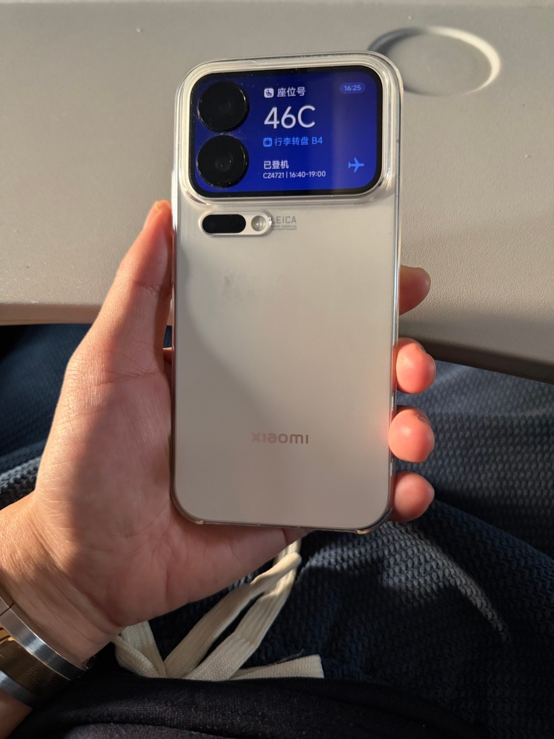 小米17这个背屏是真的方便，以前得打开航旅纵横找，这个实时提醒，一点小心思成就日