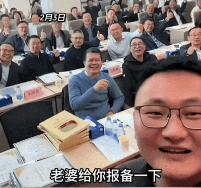 这公司氛围也太好了吧！一男子在公司领取优秀员工奖，开心不已的男子，当场就激动地拍