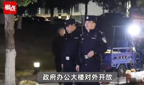 “这个县长你火了！”近日安徽，绩溪县县长看摊贩不容易，宣布政府门前的广场允许摊贩