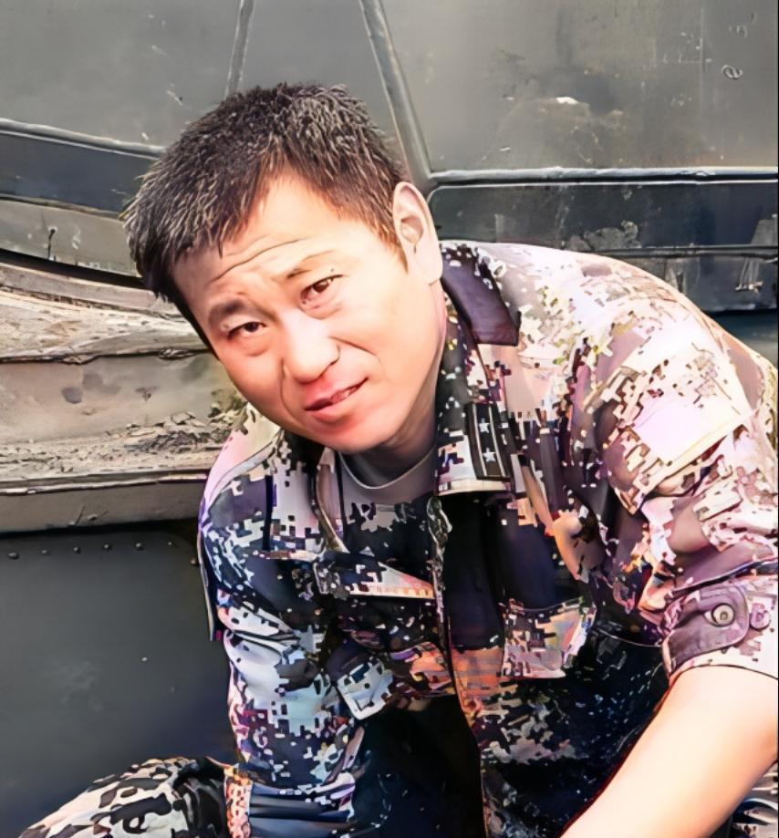 2010年，一辆步战车发生故障，厂家维修要20万，忽然，一人检查后：“两块五，不