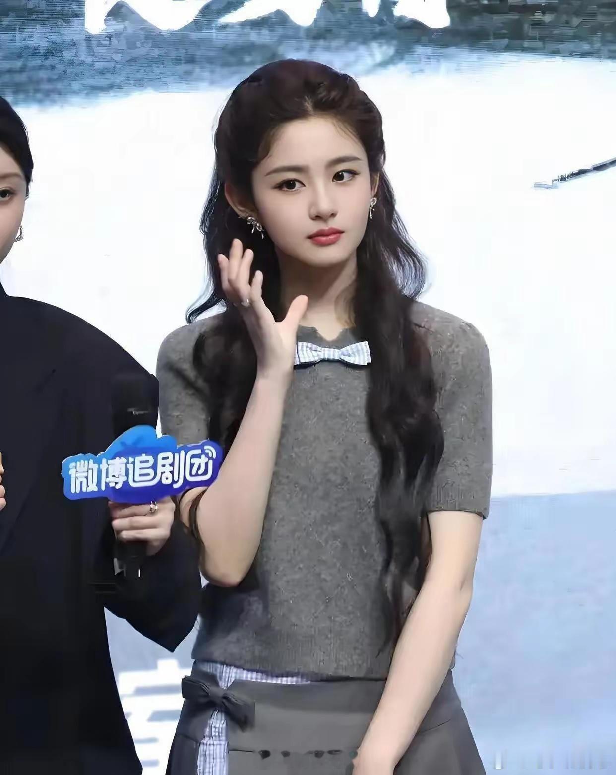 大家都称刘亦菲为天仙，看到赵晴，我突然感觉内娱有希望了，不愧是于正严选。 