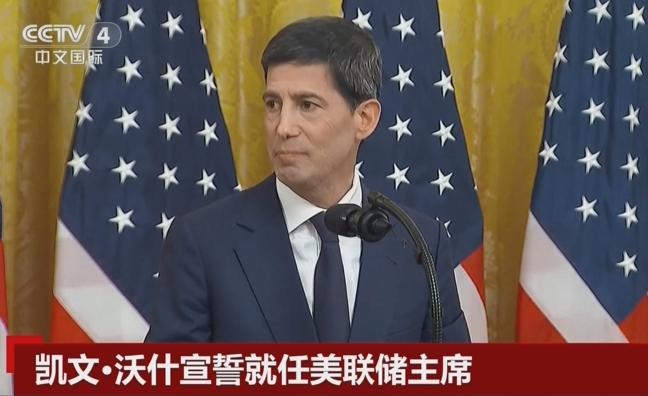 鲍威尔的阴影，还在。
 
沃什接任美联储主席已满百天，但他面对的局面比前任更棘手