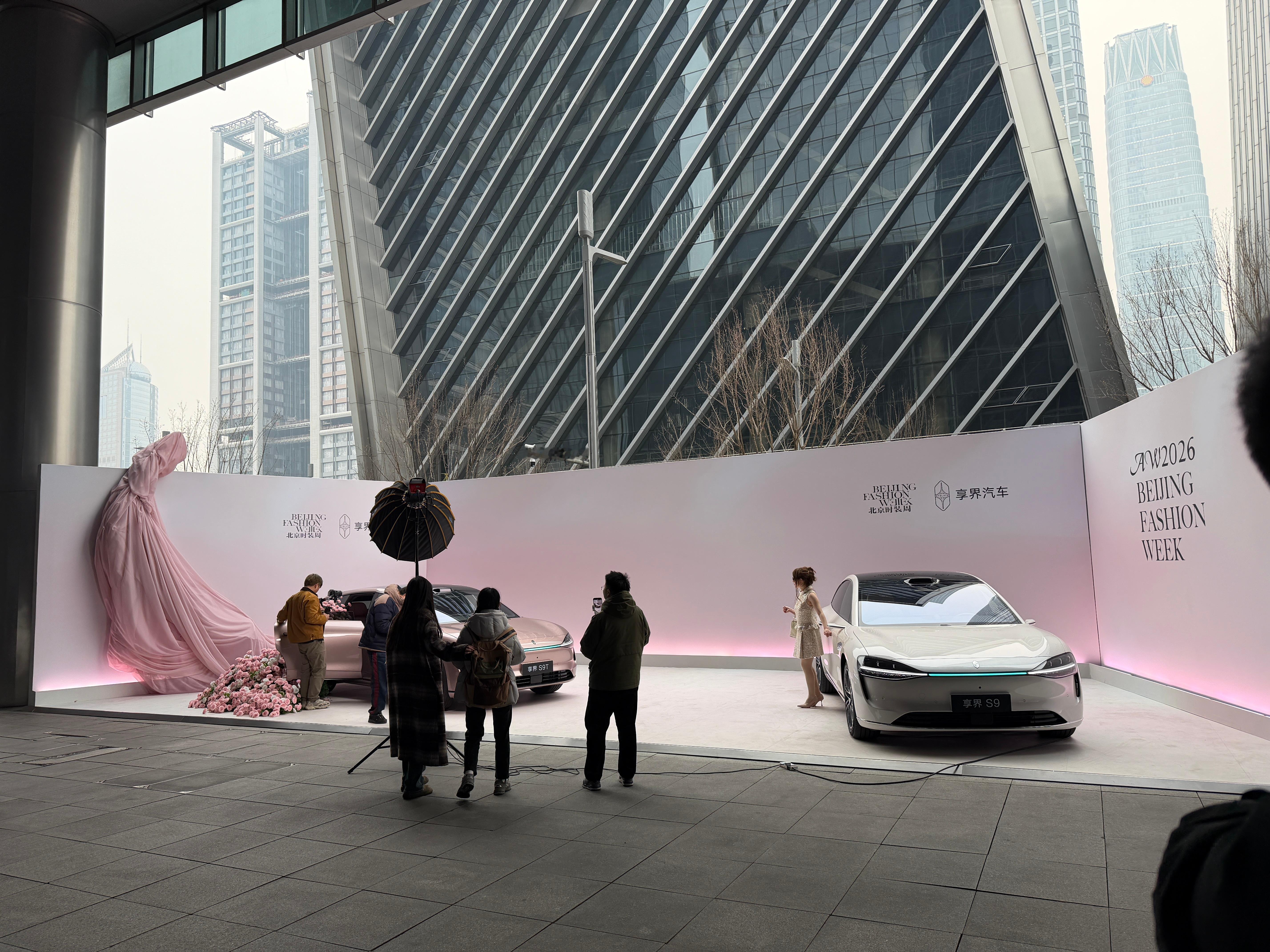 现场打卡了享界亮相北京时装周。刚从直播间出来，这次的粉色确实很好看！