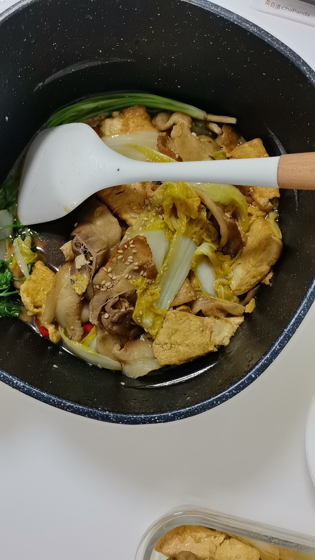 （拍得有点丑因为太急着吃）菜谱：五花肉煎透煎到脆，盛出（这时候可以撒盐偷吃一点了