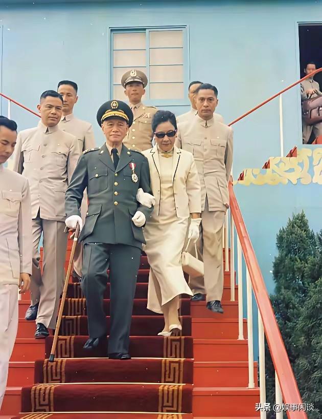 一张老照片定格历史转折点！1949年仓皇撤离大陆，蒋介石神色落寞
 
这张珍贵旧