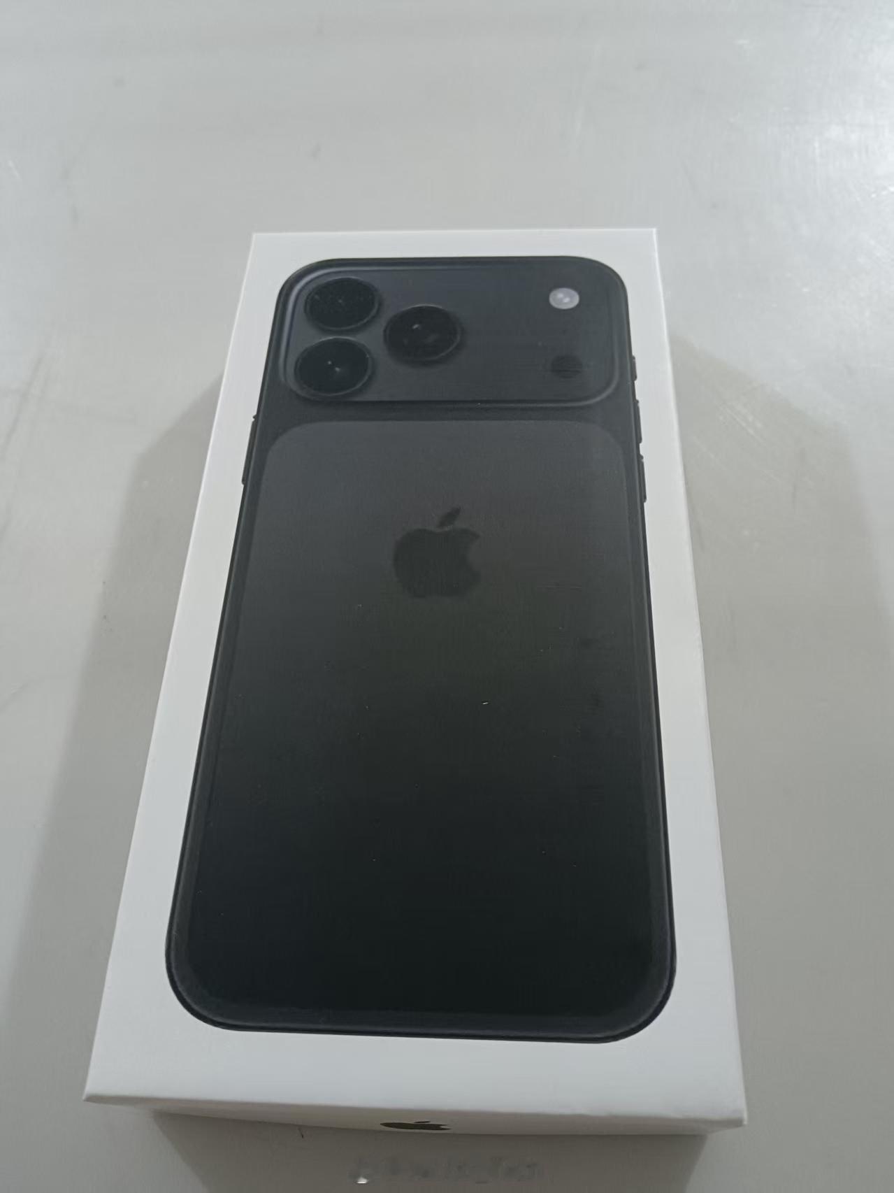 互联网真的是，就连iPhone17Pro的包装盒都给你扒出来了[跪了]iPhon