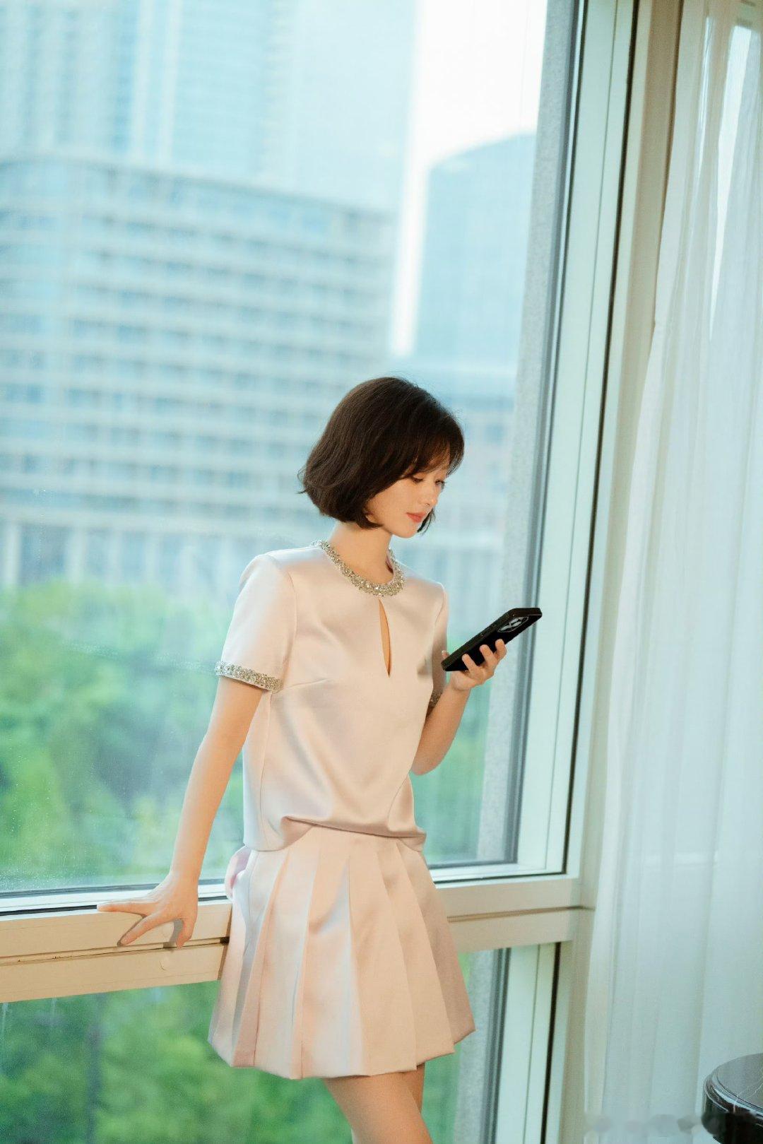 #赵丽颖工作室晒照#赵丽颖工作室晒照，缎面质感上衣搭配同款百褶裙，颖宝妥妥的女大