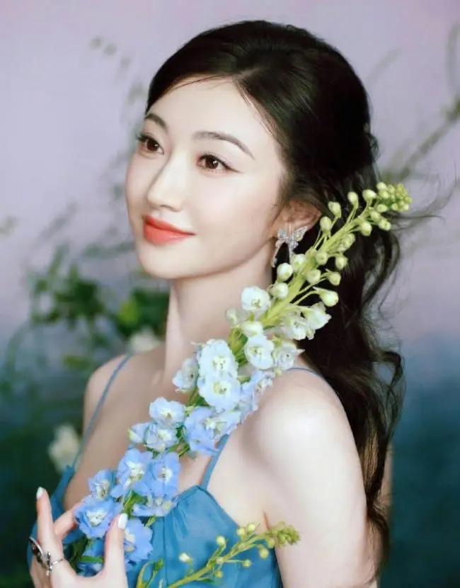 有句俗话：“莫看人对己，要看人对人”！所以女孩子看人，别光看他对你如何，更要看他