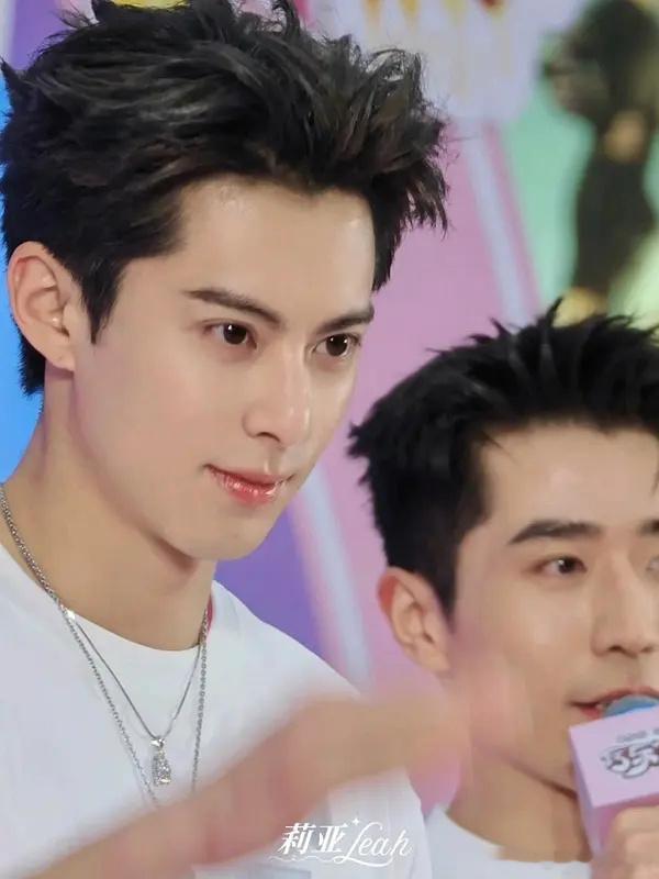 王鹤棣今日西安巧乐兹活动，太多人了，现场多到有些人只能看着别人手机里的王鹤棣