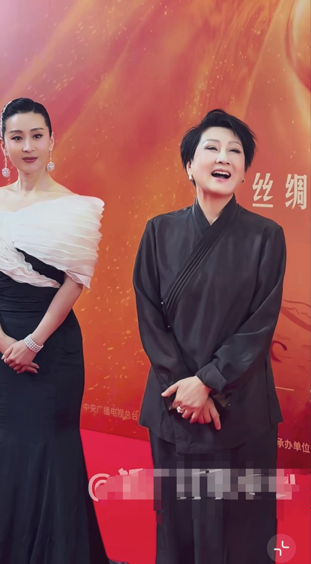 苗圃还是这么美，气质还是这么好，英姿飒爽。
凯丽老师也不错，穿搭得体，妆容精致，