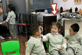 如果我没猜错的话，这小姑娘应该是川剧变脸的嫡传弟子吧[灵光一闪][灵光一闪]