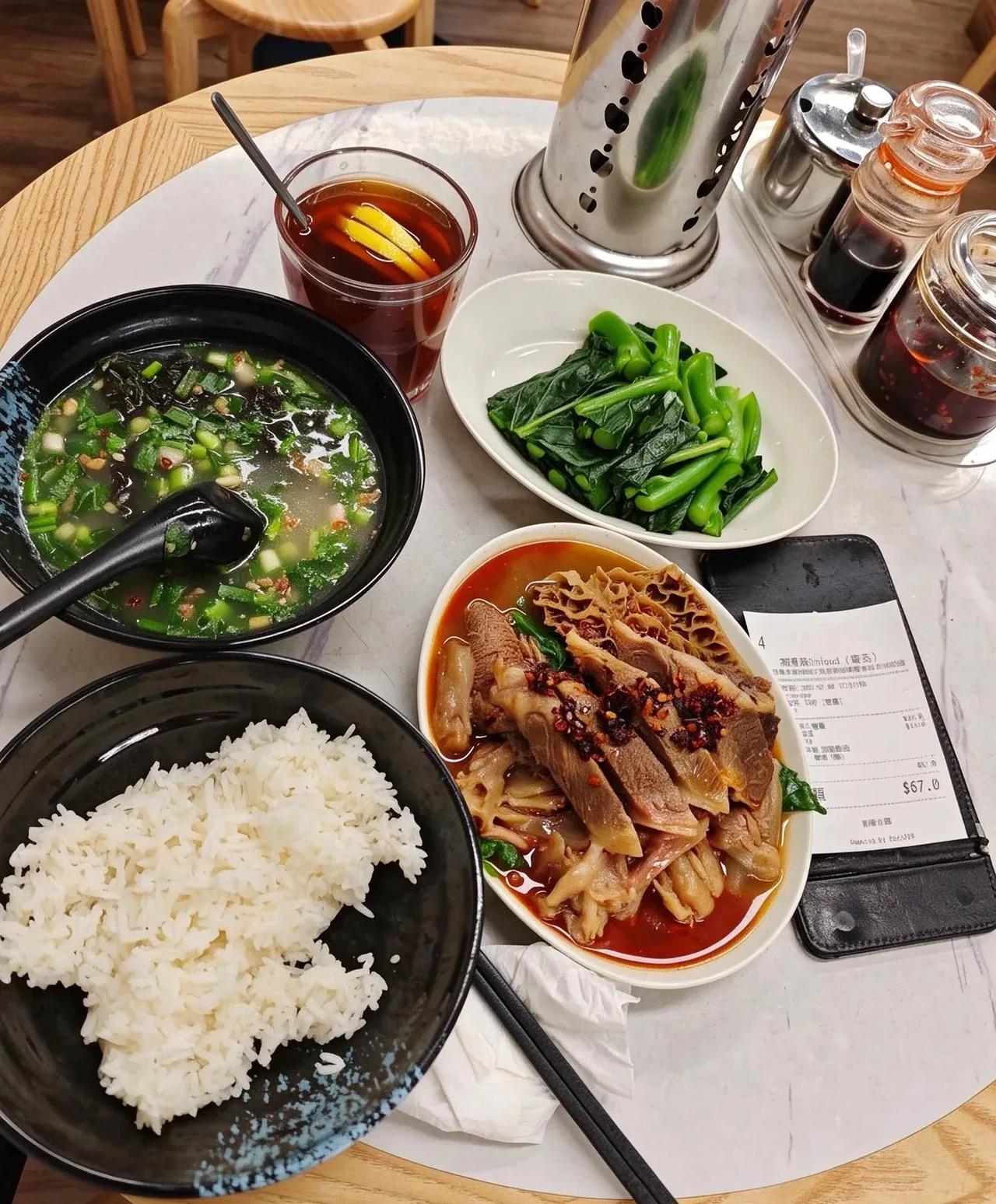好多人以为在香港吃饭消费很高💰
其实丰俭由人。
还有比这更有性价比的吗[捂脸]