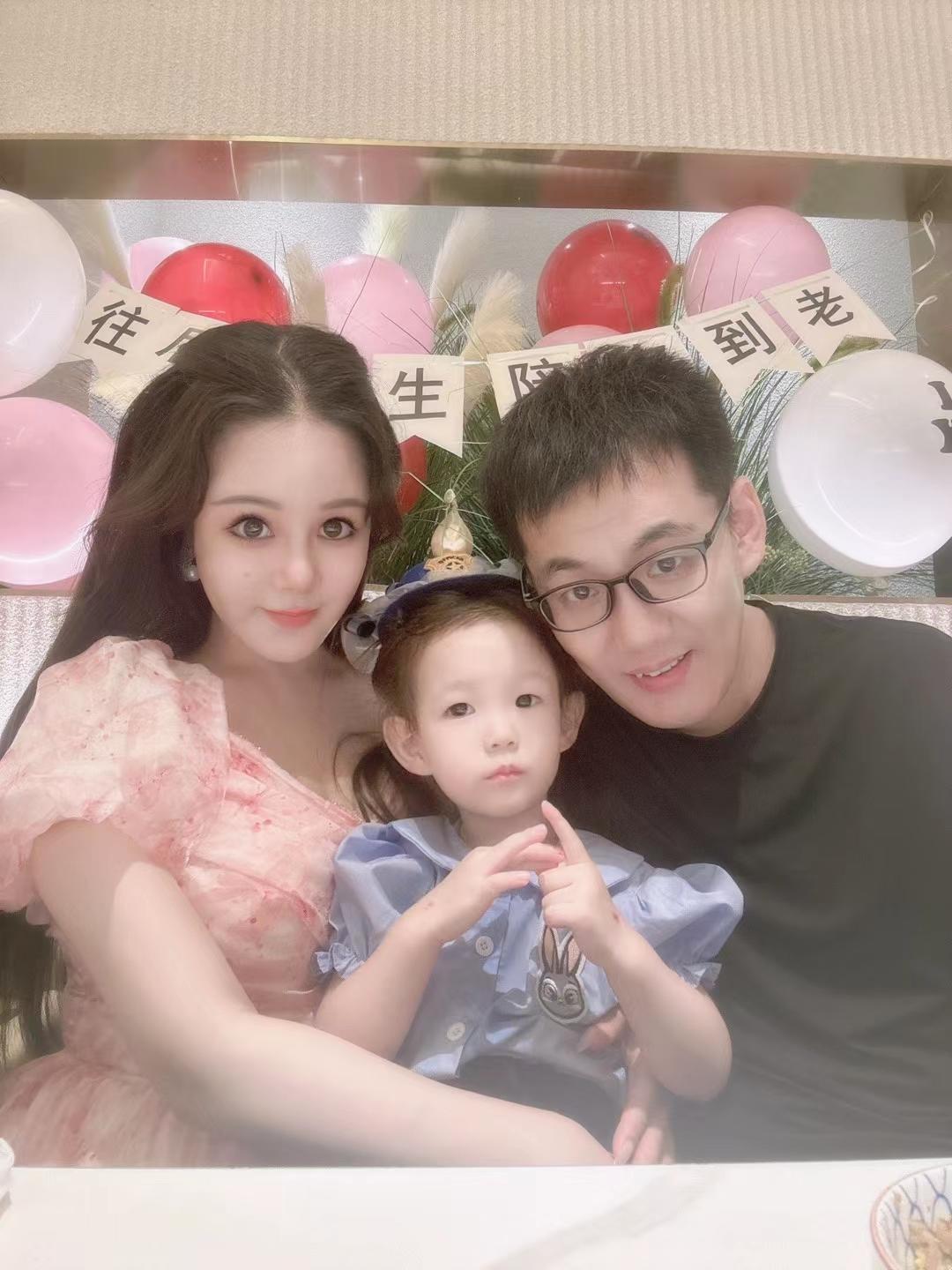 结婚整10年、闪婚整10年、夫妻手把手从无到有创造生活整10年！我爱我的家、爱我