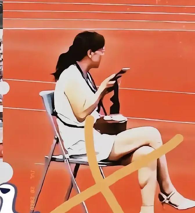 这个女子，就因为升国旗时坐着看手机，被公司开除，并宣布“永不录用”。

7月19