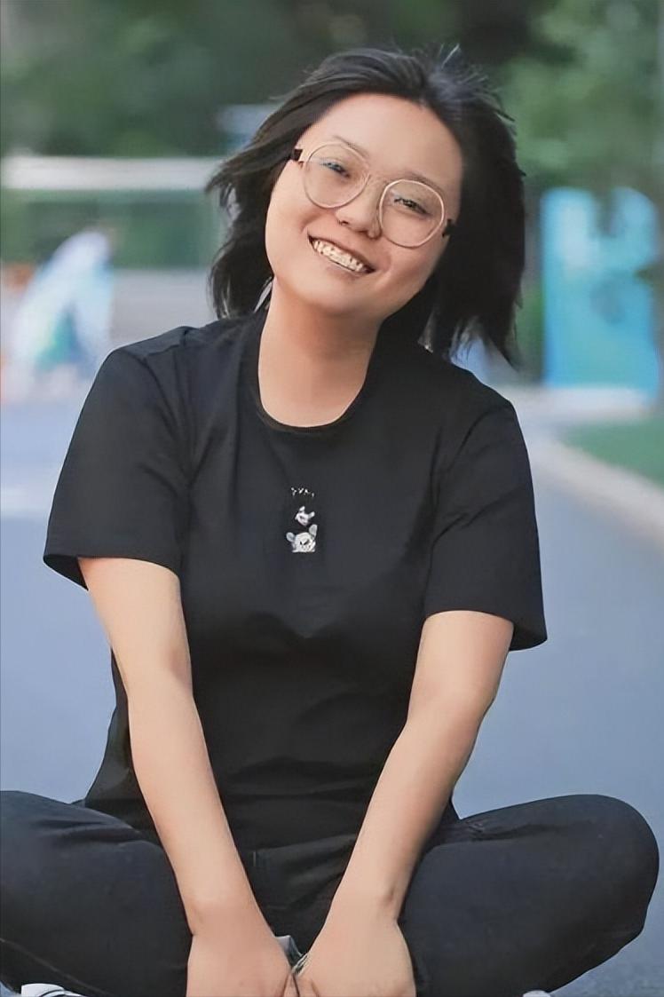 演员，李雪琴说，我找对象，最基本的，男朋友必须比我高，我一米六七，加上两厘米高跟