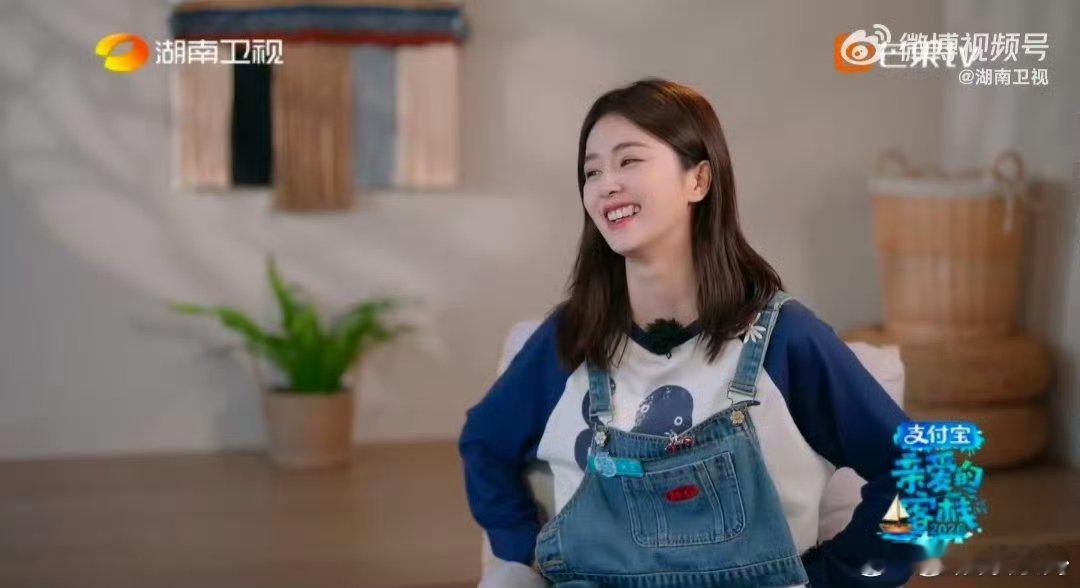 白鹿真帮手假客人 亲爱的客栈 白鹿本想当神秘顾客享福，结果一进门就被抓去干活，太