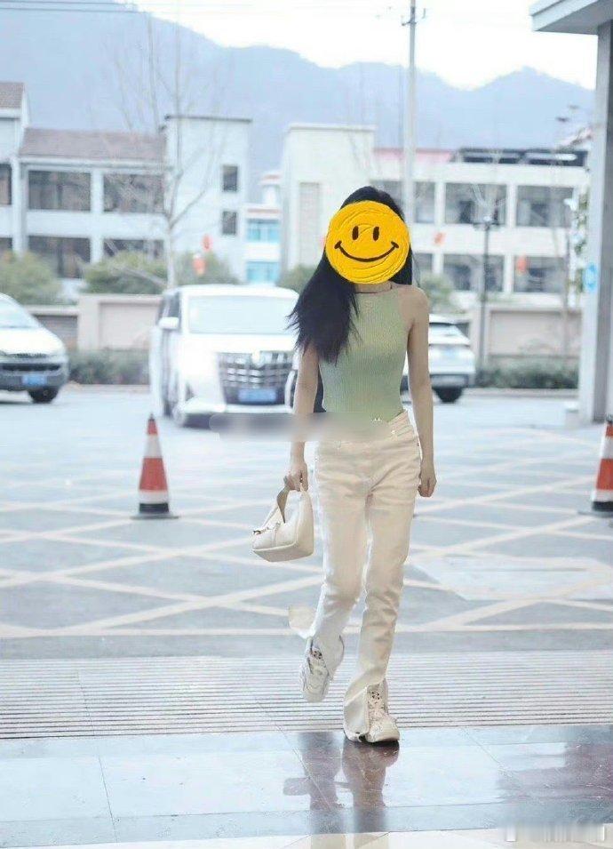 不看脸只看身材能区分出赵露思和虞书欣吗？ 