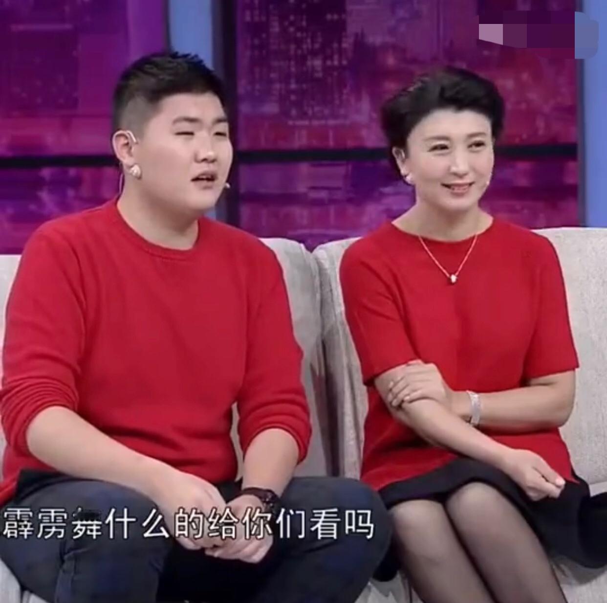 闫学晶跟儿子林傲霏曾在参加某档节目时，聊到林傲霏的成长过程中在家练习霹雳舞，林傲