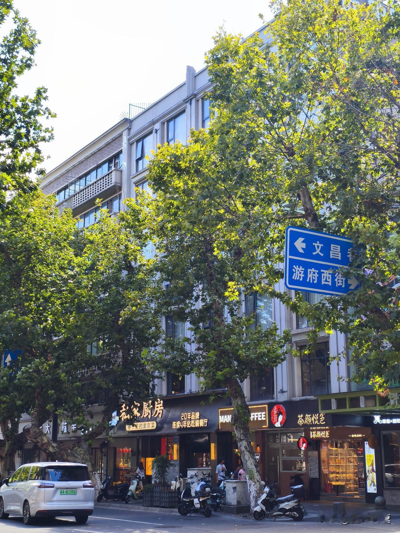 别总羡慕别人，就像小区张阿姨看似滋润，背后却有儿子欠债的烦恼。苦是人生常态，大家