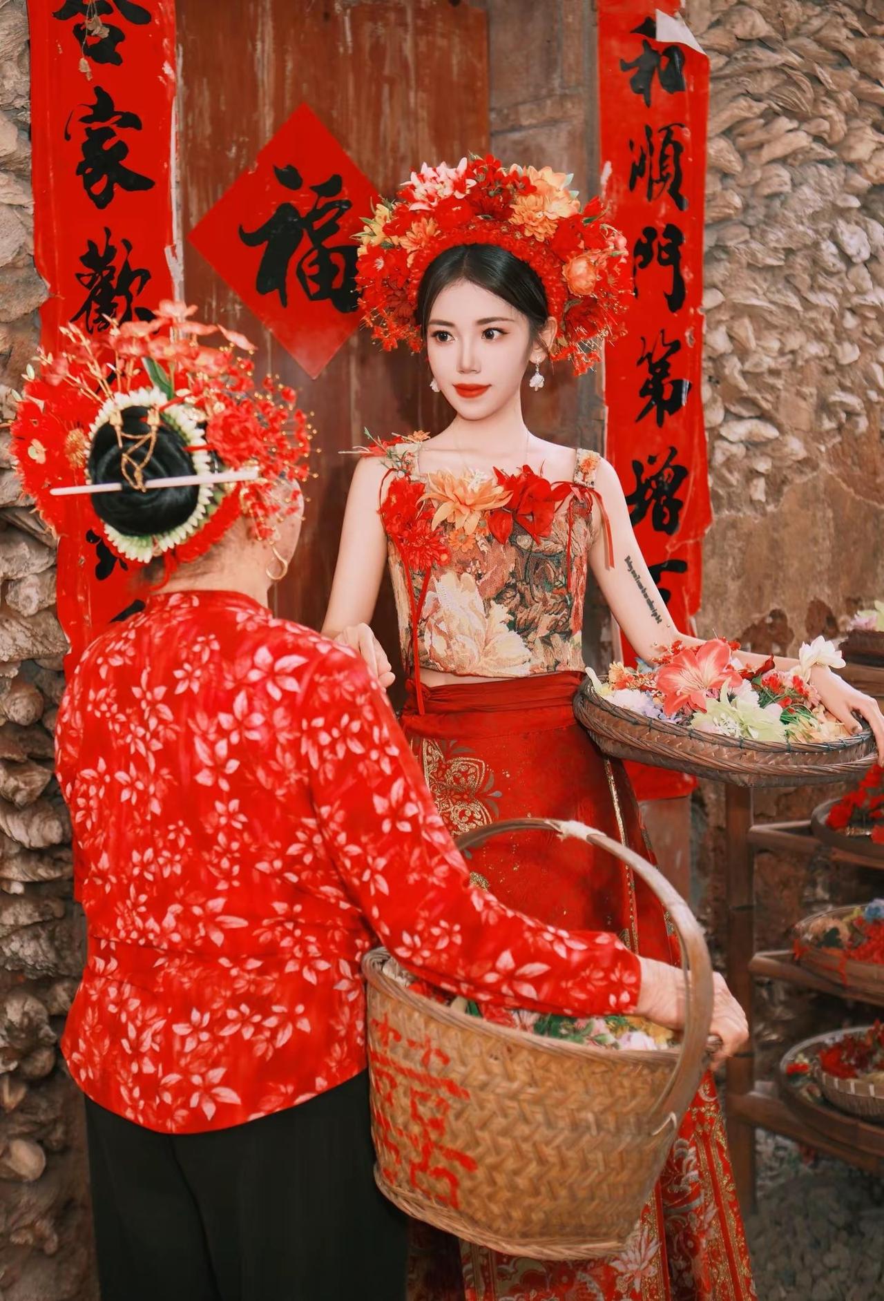 📍QuanZhou🎏 簪满头锦绣花。阿嬷：“今生簪花 世世漂亮 世世有钱花”