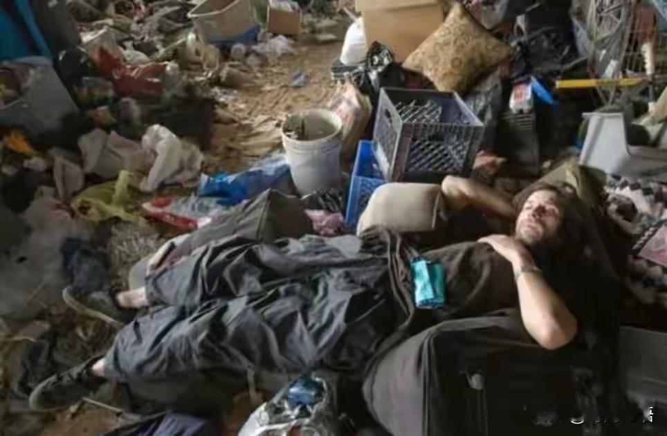 斩杀线是不是可以这样理解，10%的美国人很富裕，另外10%处于斩杀线以下，其它8