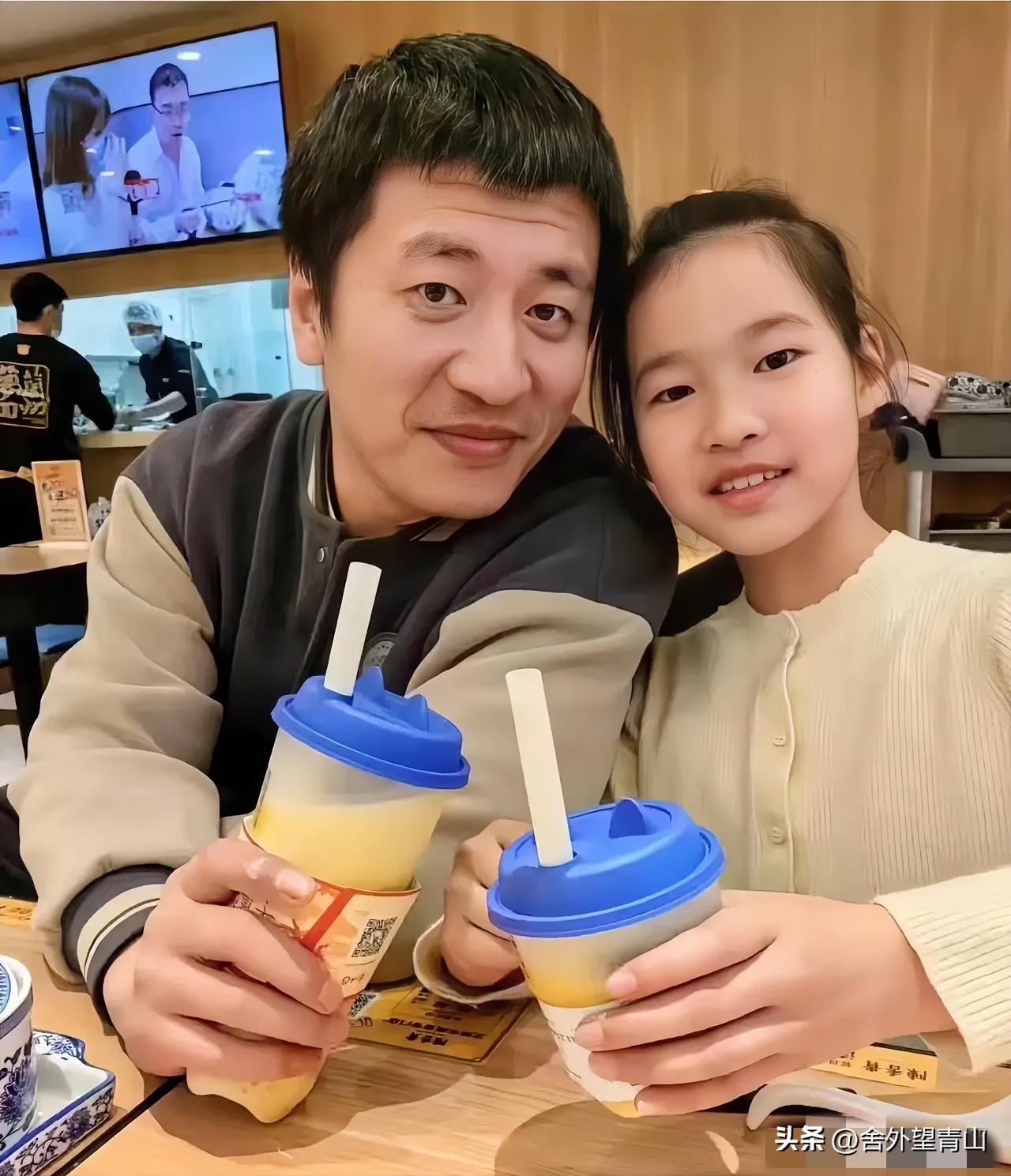 张学峰的去世，
难过的人有很多，
其中最让人心疼的，就是他的女儿张姩菡了。
 