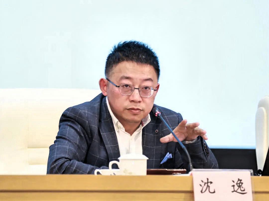 沈逸把话筒拍在桌上，他那句“境外钱不是不能拿，得先问一句拿完谁说了算”，直接撕开