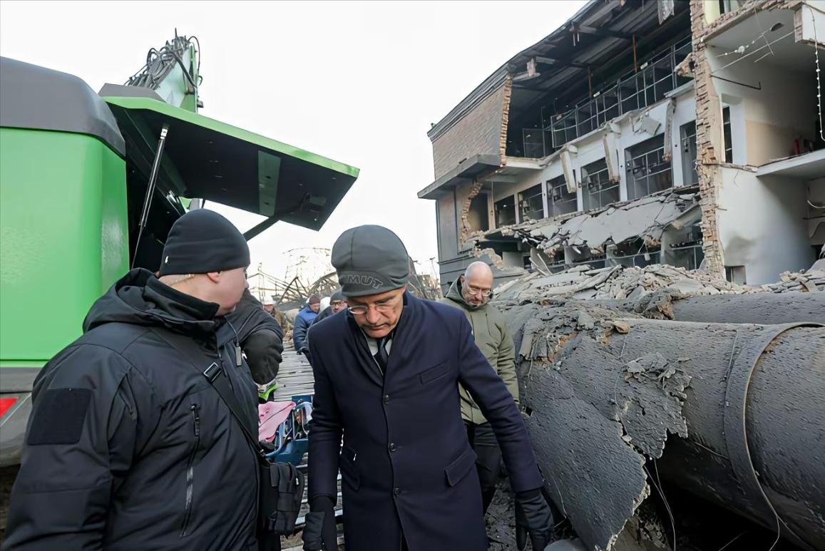 北约秘书长吕特又跑到乌克兰访问去了，结果刚到基辅，就被泽连斯基拉着去看被炸毁的电