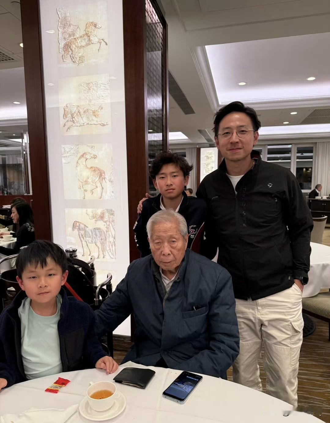 施伯雄家族的基因好强大啊，几代人都共享一个模子。施伯雄和吴千语目前还没有自己的孩