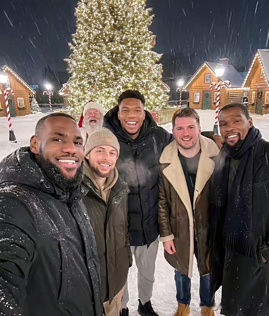 中锋老詹，大前字母，小前阿杜，分卫77，控卫库里，年轻三岁可以横扫联盟了