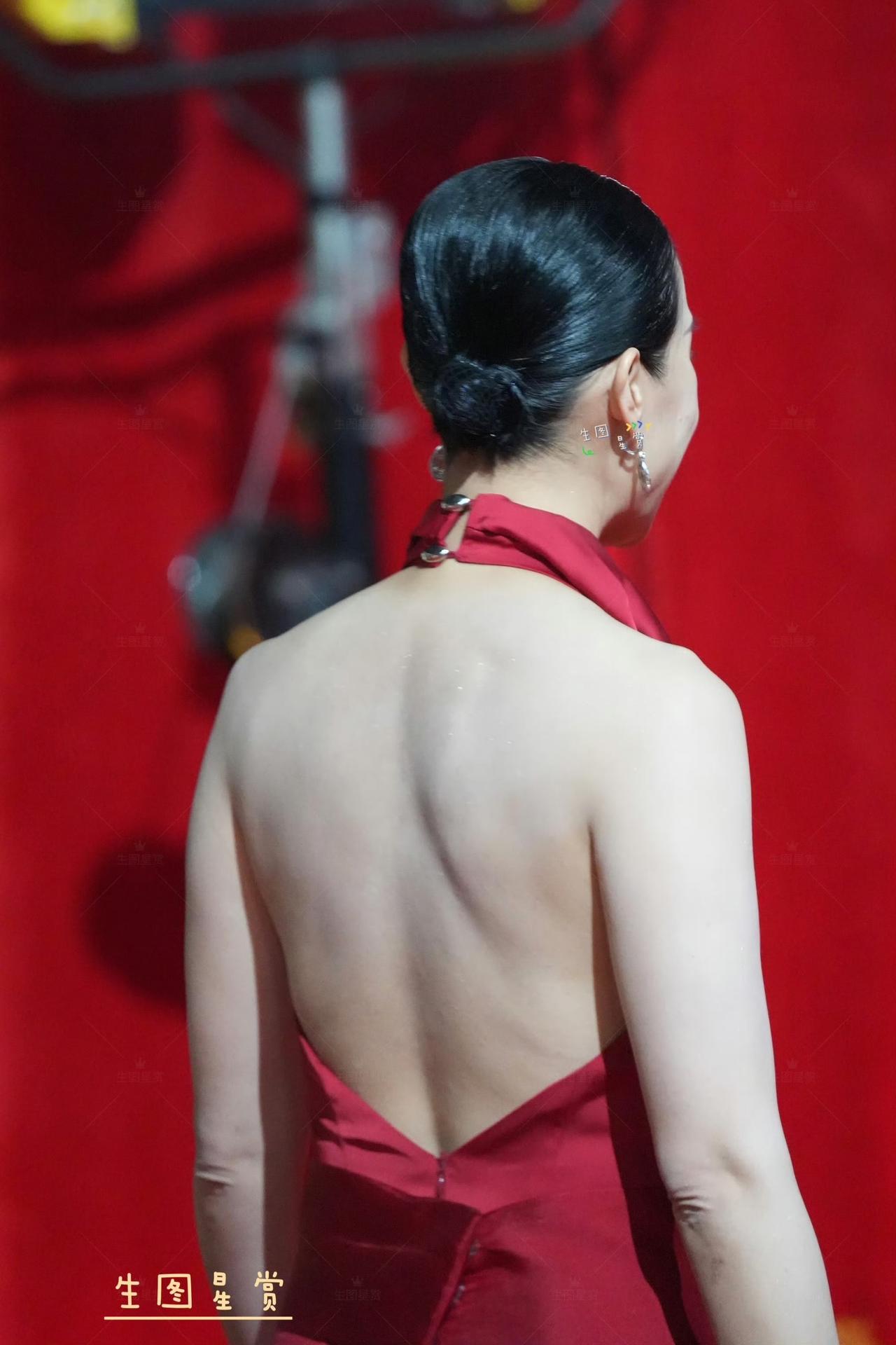 胡杏儿造型翻车了！

一开始我以为是妆容的问题，后来我以为是礼服的问题，没想到后