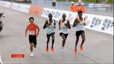 北京半马，竟然变成了“伴马”，三个黑人一起和何杰并驾齐驱，一个都没有拼尽全力，就