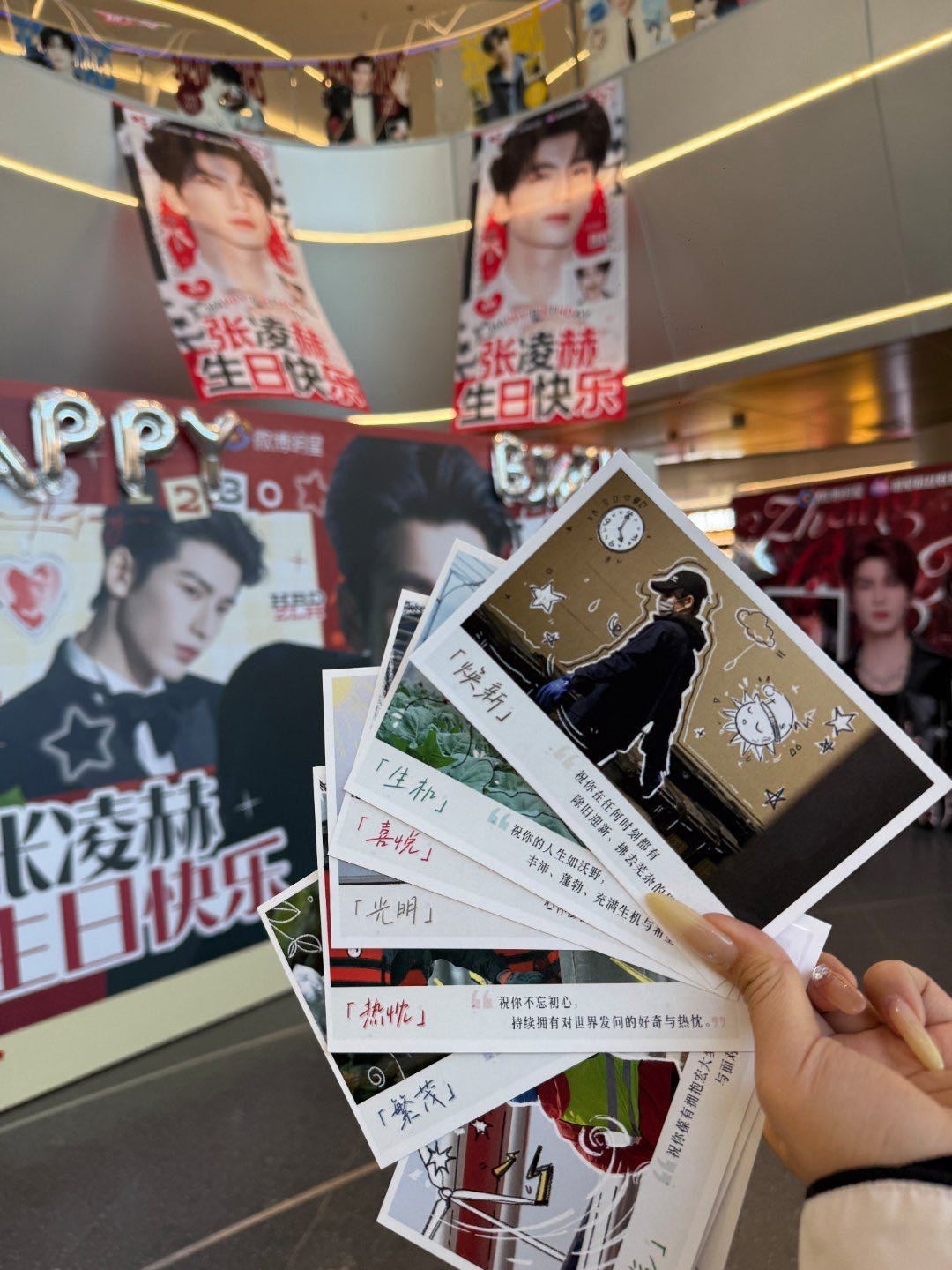 张凌赫这种帅哥宠粉最狠了 张凌赫线下痛楼持续开放中，现场真的很有幸福感。走进去就