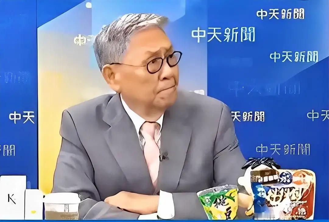 果不其然。
 
日本政府突然宣布了，要把“反击能力”写进安保文件、加码远程打击，