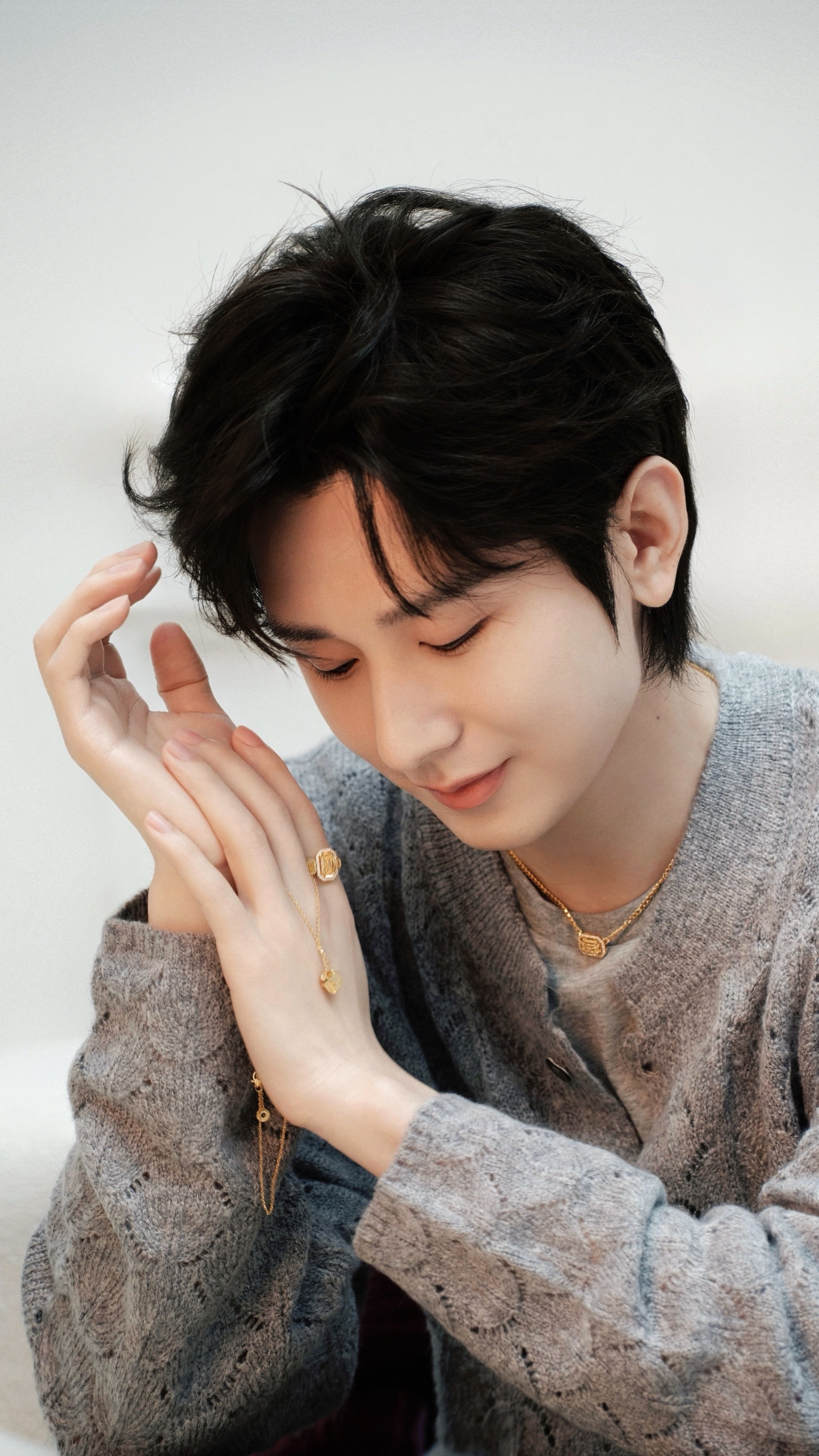 柳宗源镜头下的成毅，每一次都很魅惑六福对于全球代言人成毅的续约重视程度，体现在方