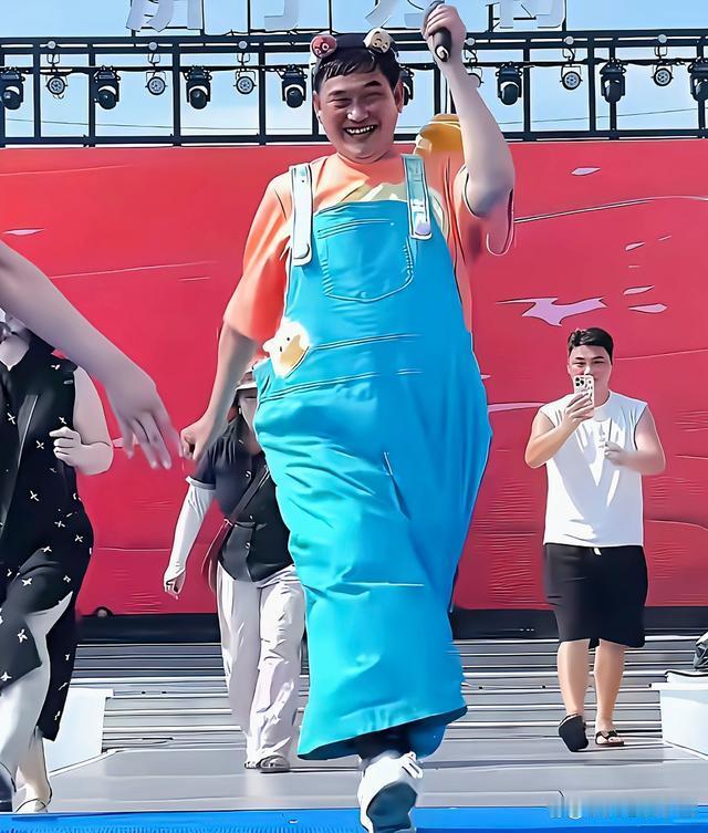主办方要求只是托词，大衣哥终究舍不得银子
    不少人替朱之文辩解，说怪异装扮