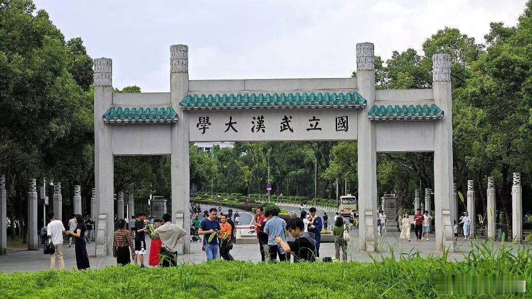 武汉大学的一起实名举报事件在网上闹得沸沸扬扬，事情的起因是两名年轻女孩，在网上发