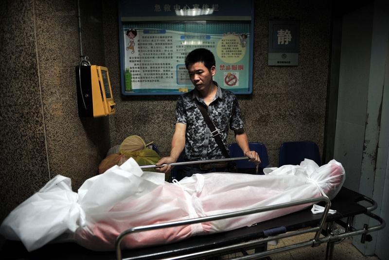 福州朱曦医生在商场救助老人的事儿太暖了！11月29日晚，朱曦医生和朋友用餐后准备